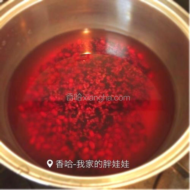 米和红豆要提前泡几个小时，然后像平常煮粥一样，加入适量的水煮