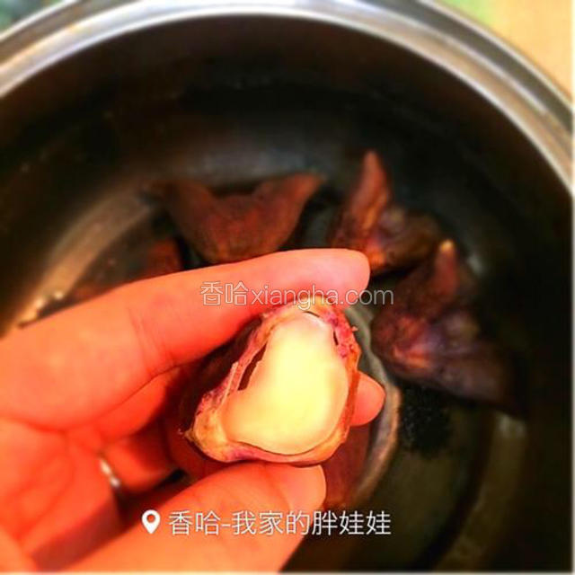 菱角的时间到了以后，把菱角掰成两半，把菱角肉挤出来