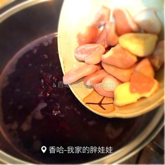粥开锅了以后，把菱角倒入锅里一起煮，如果红豆是不容易煮熟的话，慢慢熬制、请把食材煮熟为止。