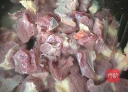 胡萝卜炖牛腩的做法图解1