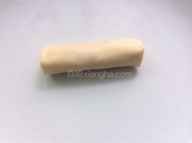从有肉馅的这端卷起，千张卷就卷好了。