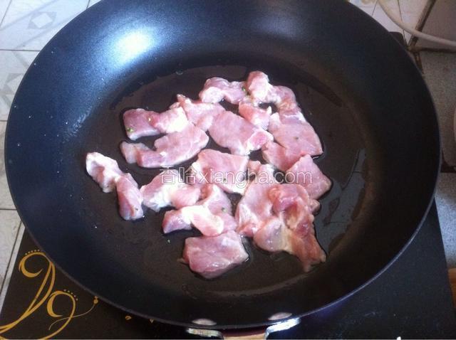 锅里热油，瘦肉洗干净放入翻炒至两面变白色