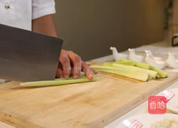 芹菜炒百合的做法图解1