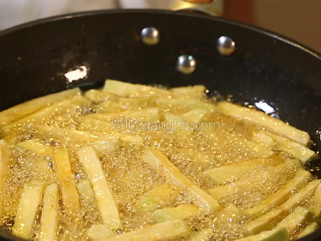 锅中烧热下油500克，将茄子下入六七成热的油中焯熟。