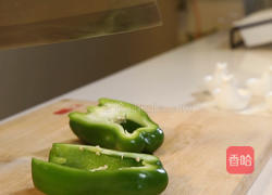 青椒炒肉丁的做法图解1