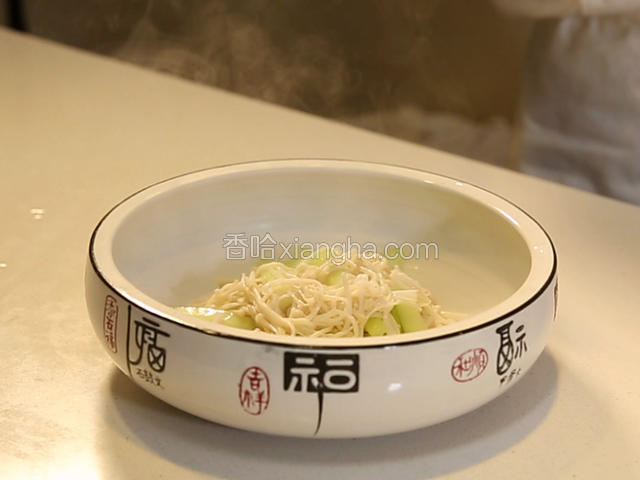 锅中放入清水，大火烧开，放入黄瓜条、金针菇，焯透倒入漏勺控水，然后放入碗中备用。
