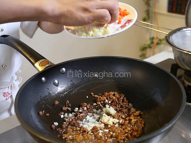 锅中烧热下油10克，大火烧热，下肉沫煸熟，放老抽上色，下葱姜蒜煸香，。