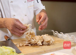 白菜炒鲜蘑的做法图解2