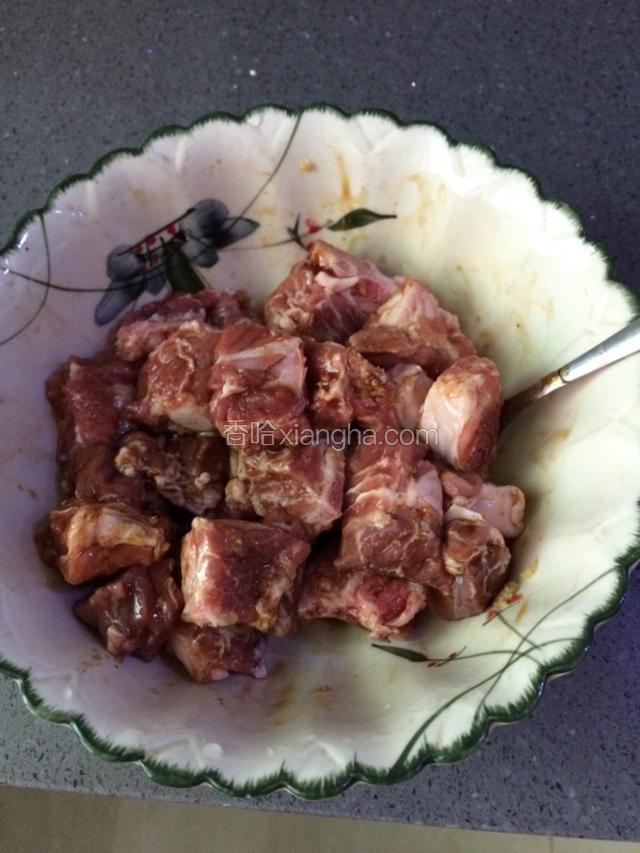 排骨洗净剁小段，用生抽，蚝油，料酒，盐，五香粉腌制2小时以上。