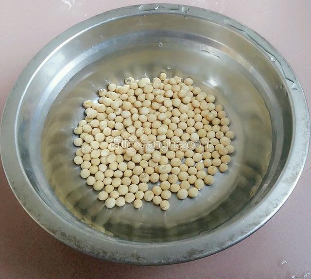 黄豆用冷水浸泡半小时。