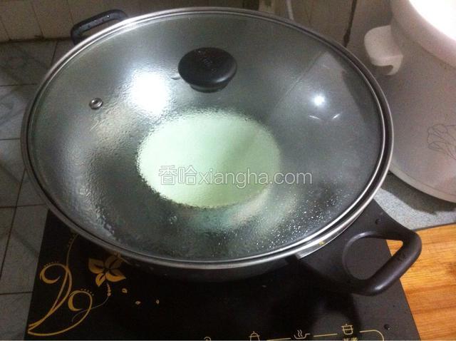 制作寿司醋：将盐 白糖和醋按1：5：10比例放入锅内煮沸化开，就是DIY版的寿司醋了。（我刚好在蒸东西就直接蒸热了）
