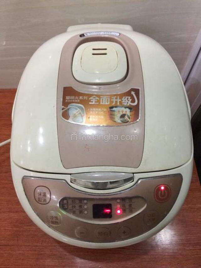 放入锅中，我这不是高压电饭煲，我按的是煲汤键。如果是高压的直接按熬粥键。就可以等着喝粥吧！