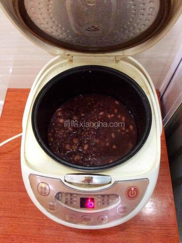 显示保温就可以了，不要急着打开，用余热焖二十到三十分钟会更好喝哟！