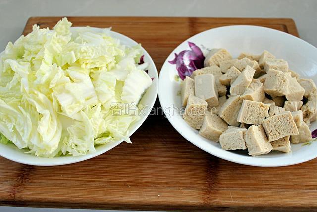 准备好冻豆腐，大白菜洗净切段。