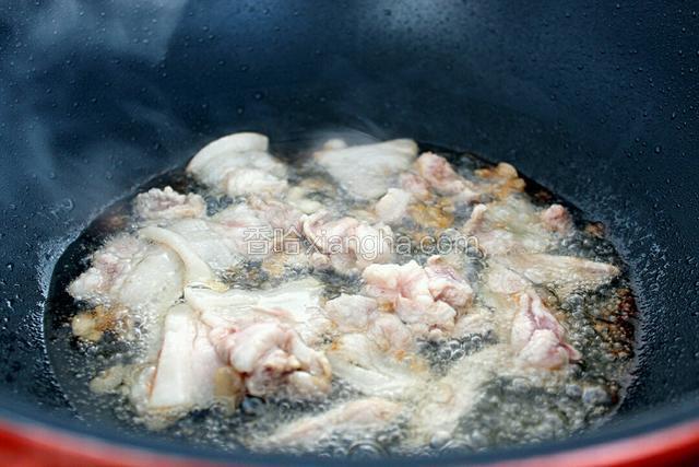 锅中放适量油烧热后，放入五花肉煸炒出油。