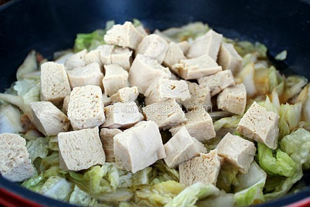 放入冻豆腐翻炒均匀，大火炖开后改中小火炖煮。