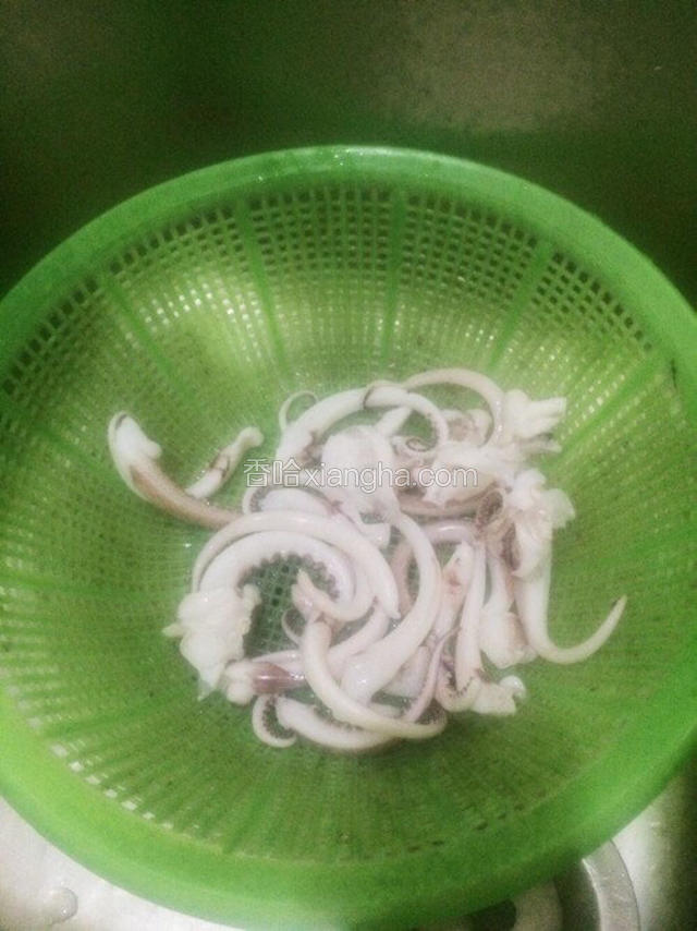 在一次洗净沥干水分备用。