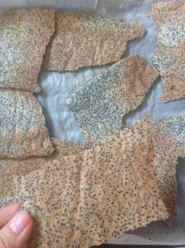 烤箱预热175度，烤15分钟左右。颜色呈浅褐色即可。掰成喜欢的大小，有的厚一点没烤透的继续烤至上色。