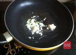 玉米爆炒肠的做法图解2