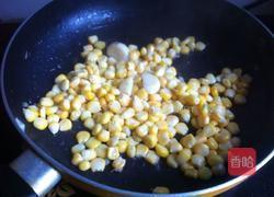 玉米爆炒肠的做法图解3