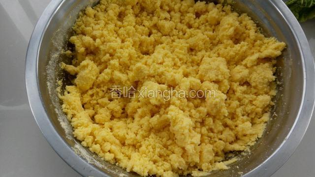 划圈倒入热水，用筷子拌成疙瘩状。