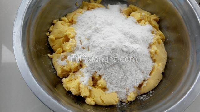 晾温后用手抓匀，倒入白面。