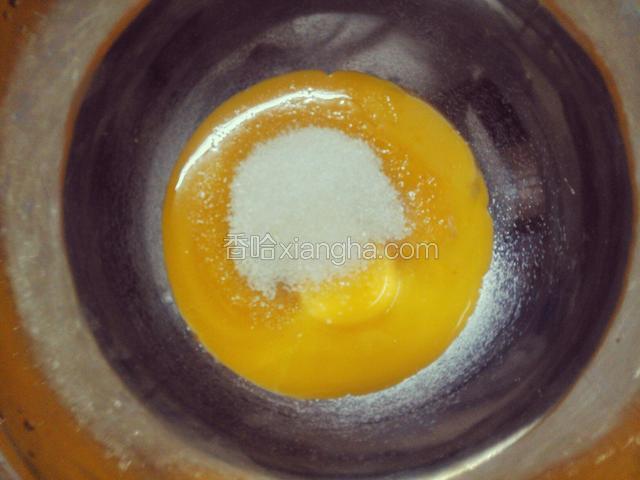 蛋黄加入30g细砂糖用按压方式搅拌均匀(多搅会，蛋黄越散越好)
