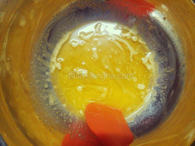 搅拌均匀后加入40g植物油并用打圈方式搅拌均匀