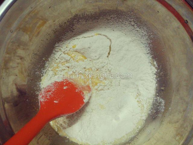 85g低筋粉过筛后加入蛋黄糊中用翻拌手法搅拌至没有干粉颗粒为止