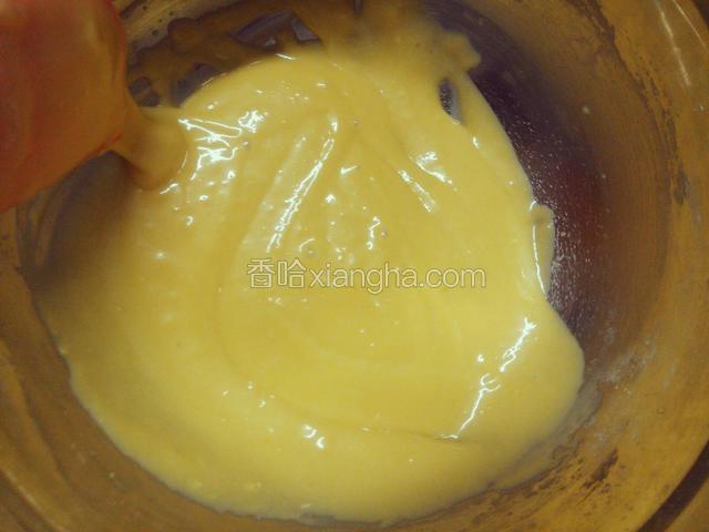 将做好的蛋黄糊放一边备用，打发蛋清