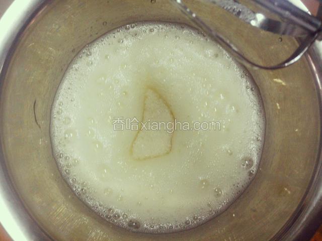 蛋清低速打发看到有鱼眼泡泡后加入三分之一细砂糖，然后高速打发(如图)