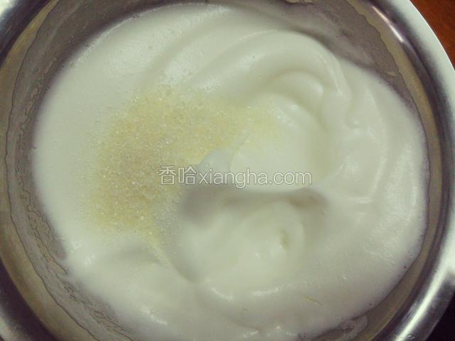 把剩余的细砂糖全部倒入蛋清糊中，打发几下后加几滴白醋后再高速打发(加白醋是因为能让蛋清更容易打发成干性)