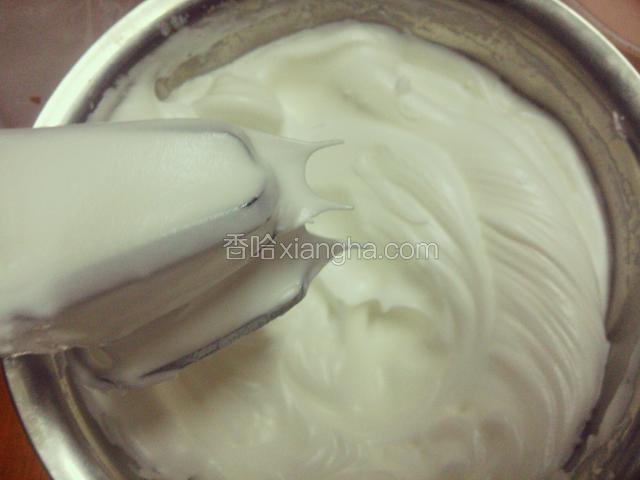 直到提起打蛋器有有小尖勾就可以了，这时预热烤箱，上下火170度