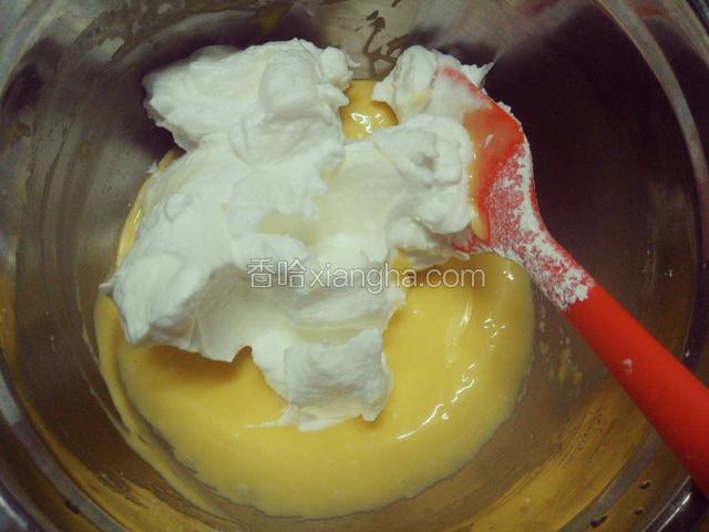 打发好的蛋白糊分次加入蛋黄糊中，用翻拌手法搅匀