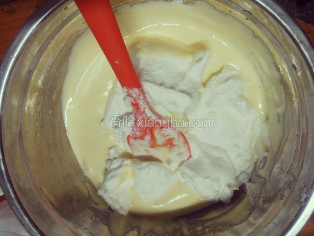 搅拌均匀后加入剩下的蛋白糊翻拌均匀
