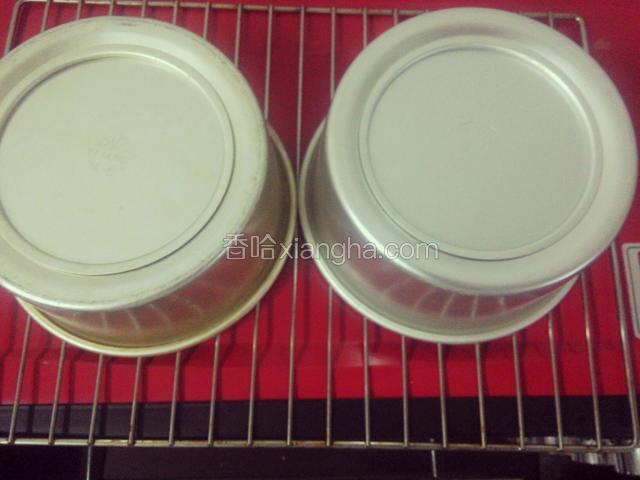 拿出烤箱后立马倒扣，防止蛋糕塌卸