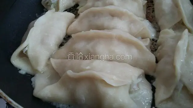 一个个做好，放到锅里，再调个面糊，加水，醋，面粉，油，调得和牛奶一样稀，倒到锅里，加盖五分钟左右