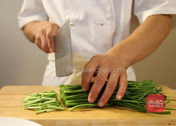 韭菜炒鱿鱼的做法图解2