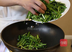 韭菜炒鱿鱼的做法图解4