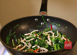 韭菜炒鱿鱼的做法图解5