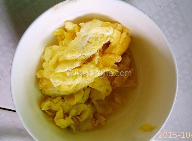 鸡蛋打发均匀，可加上少许水淀粉，可使鸡蛋蓬松。然后炒鸡蛋