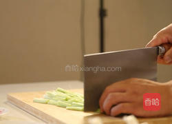 芹菜炒肉丝的做法图解1