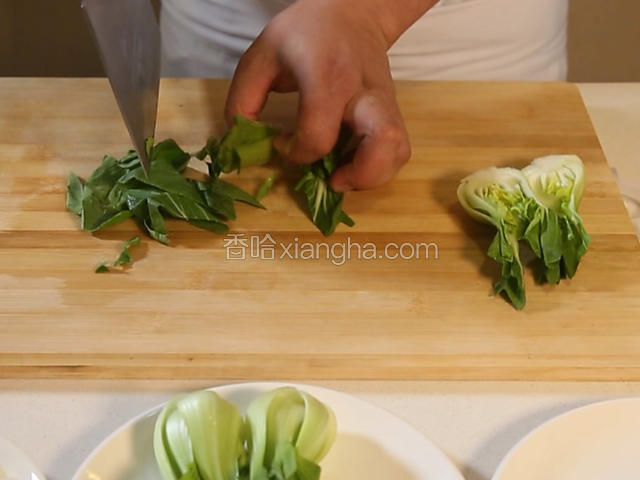 油菜洗净后，修整一下叶子，修完煮出来好看，油菜对半切。锅内加水，放2克色拉油，放1克盐，汆油菜，用来围边。