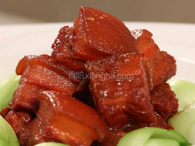 将红烧肉盛出，汆好的油菜围边。