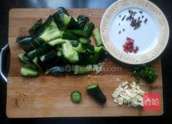 凉拌黄瓜腐竹的做法图解2