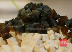 皮蛋豆腐的做法图解2