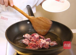 玉米胡萝卜排骨汤的做法图解1