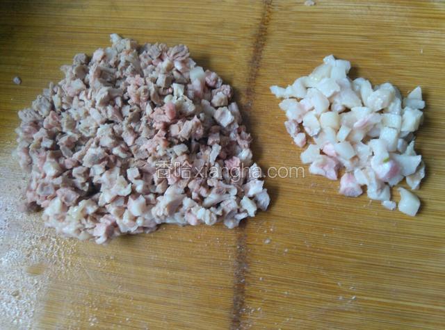 把猪肉肥瘦分开切丁。