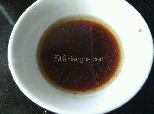 碗里加少许味极鲜、猪油、胡椒粉、开水，兑成汁。