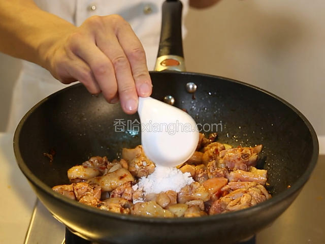 加入盐、味精、白糖、鸡粉、老抽、胡椒粉和料酒翻炒。